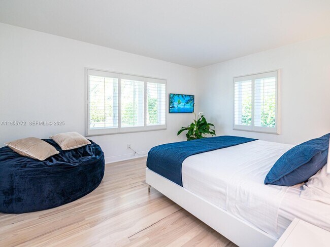 Building Photo - 2118 NE 15th St