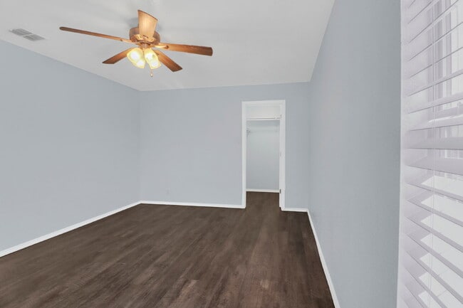 Building Photo - 406 Reba