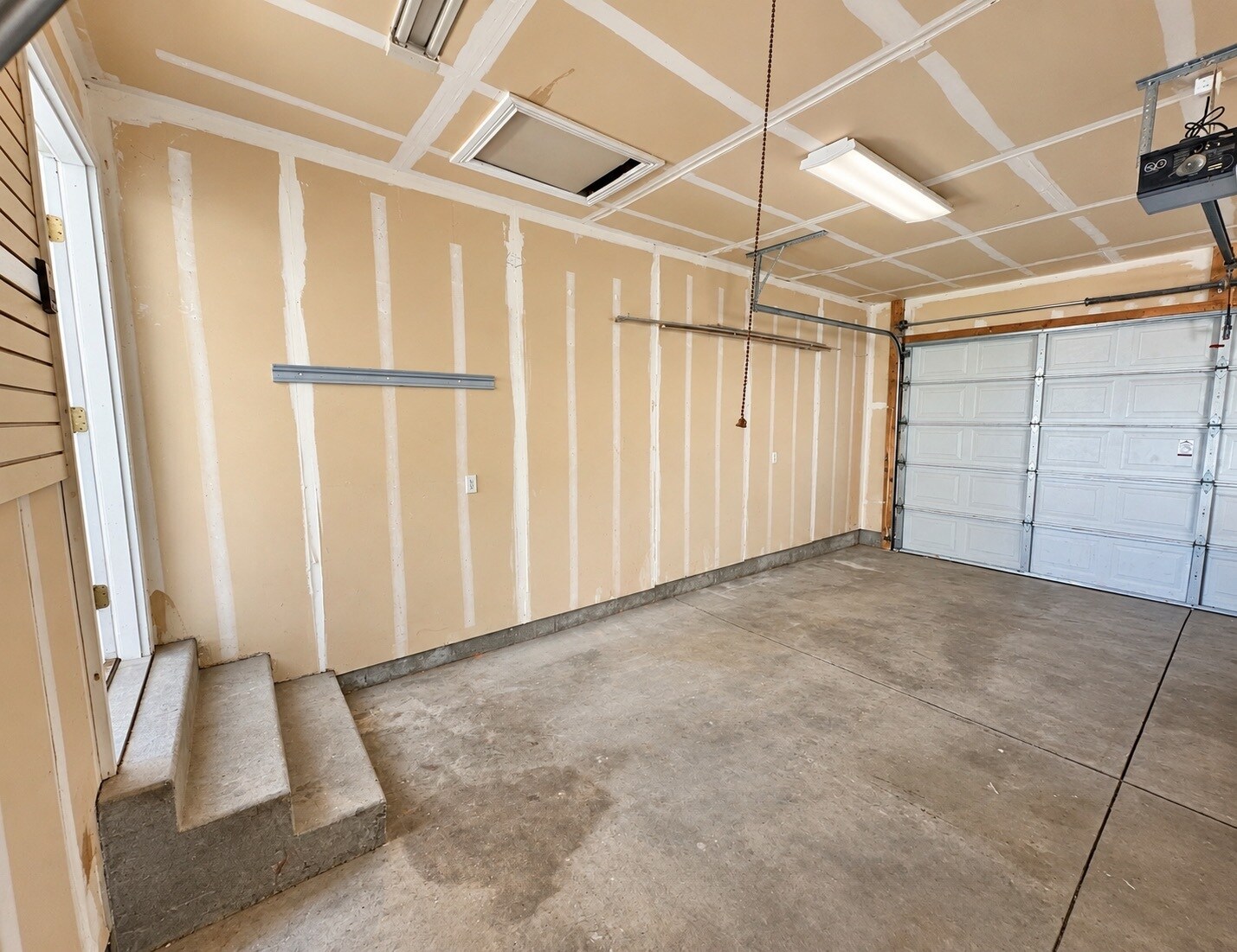 Building Photo - 305 N Appleview Dr