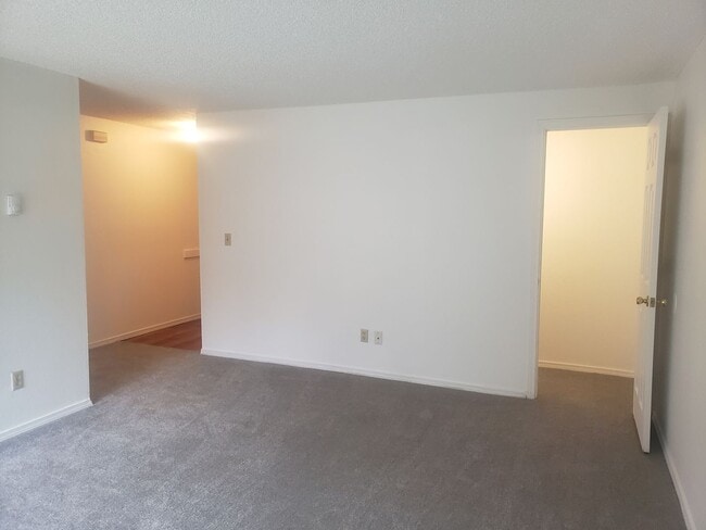 Building Photo - Great duplex in Gresham! rentalsc21.com