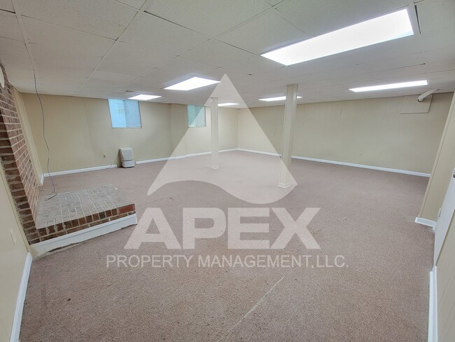 Building Photo - Spacious 3-Bd 2 BA Single Family home w/ B...