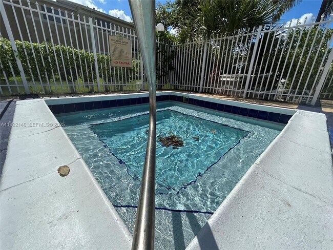 Building Photo - 301 Palm Way