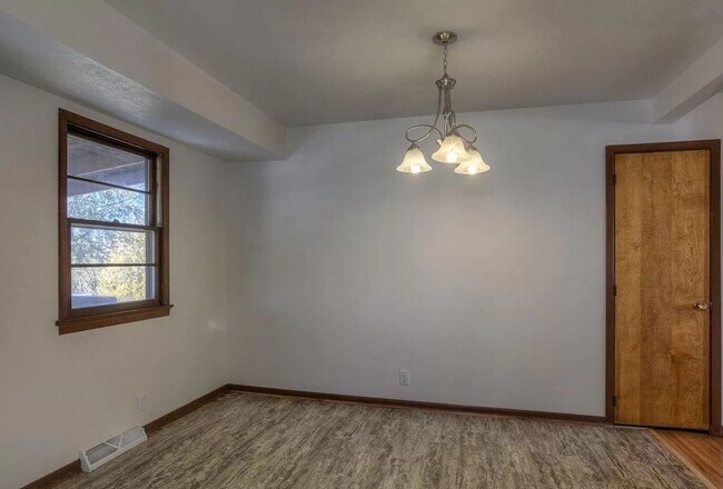 Building Photo - Spacious Home For Rent In Bellevue