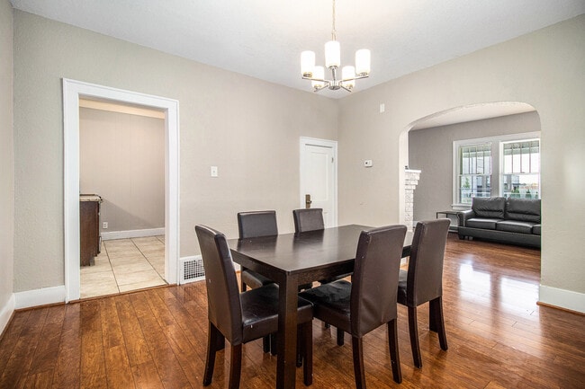 Building Photo - 805 Miner St