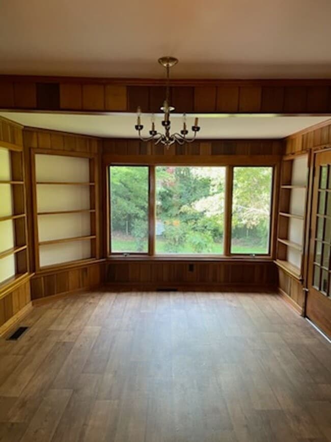 Building Photo - BEAUTIFUL SINGLE FAMILY HOME