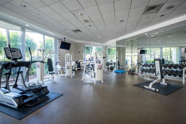 Building Photo - 401 SW 4th Ave