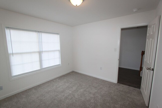 Building Photo - 4 bed, 3.5 bath, Townhome in Bunker Hill, WV