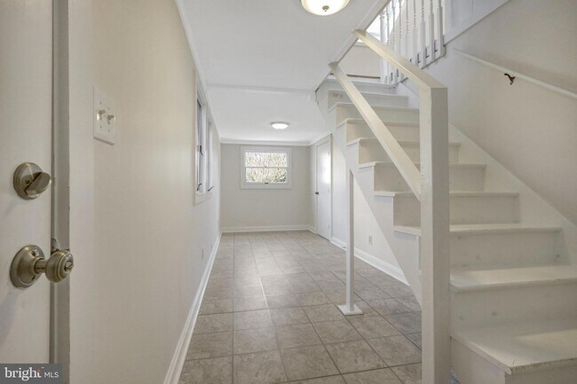 Building Photo - 2031 Hillside Dr