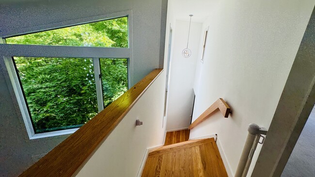 Building Photo - 96 Old Pascack Rd