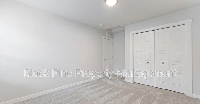 Building Photo - 3949 N Amberwood Ave