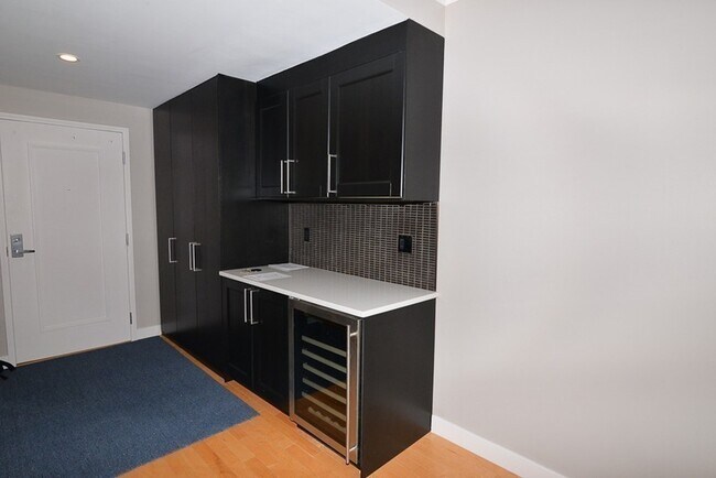 Building Photo - 323 Boylston St