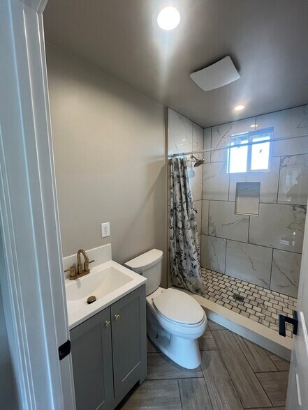 Building Photo - 621 Frandale Ave