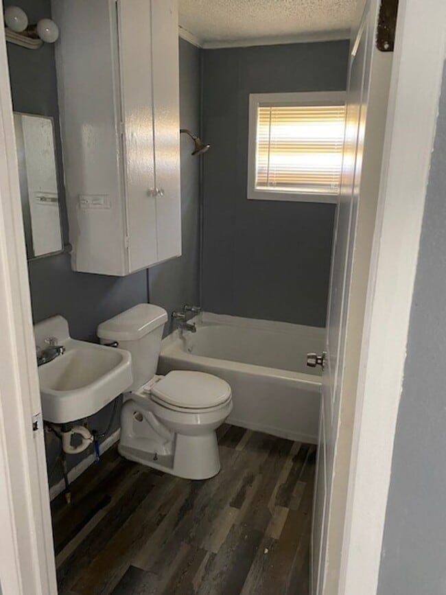 Building Photo - 2 BED 1 BATH HOUSE FOR LEASE