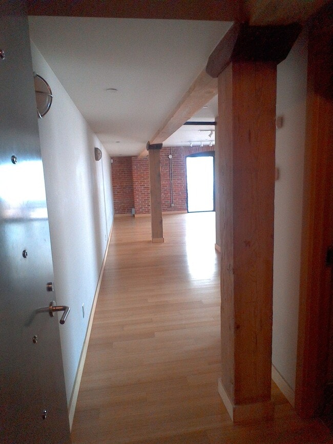 Building Photo - Downtown Loft-Style Studio Condo | 720 Sq....