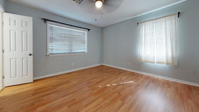 Building Photo - 1604 SE Jarman Ave