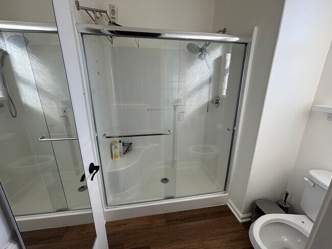 Building Photo - 4-Bedroom Home in the Gated Villa Metro Community!