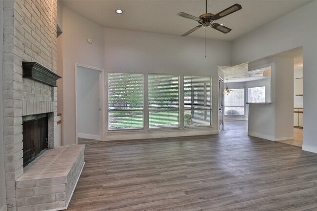 Building Photo - 10910 Scenic Dr