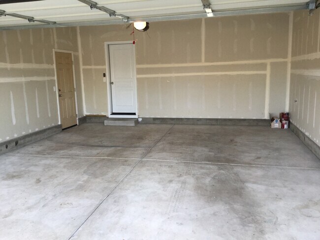 Building Photo - PETS CONSIDERED!! 1743 Sq Ft, 3 Bdrm, 2.5 ...