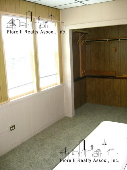 ENCLOSED SUN PORCH WITH CLOSET - 227 Maverick St