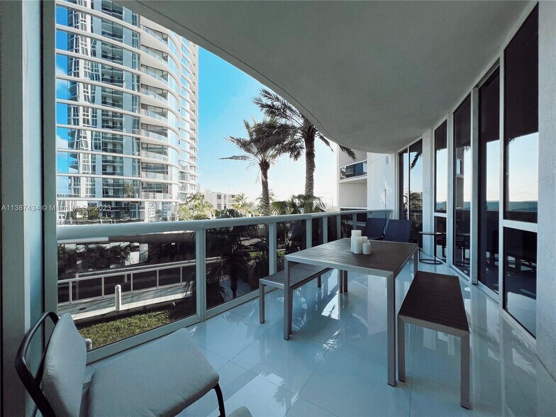 Building Photo - 15811 Collins Ave