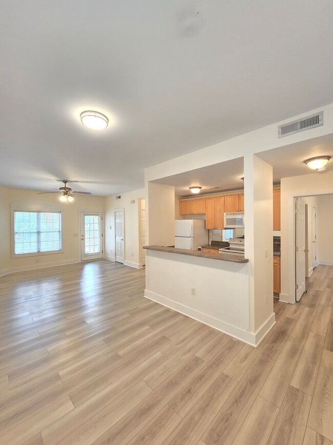 Building Photo - Trolley Path - MOVE IN SPECIAL - $500 OFF FIRST MONTH'S RENT - Minutes to Downtown WILM, Novant M...