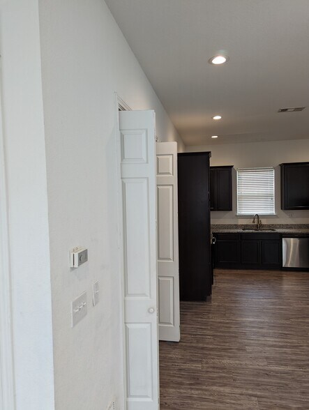 Building Photo - 801 Hallie Cv