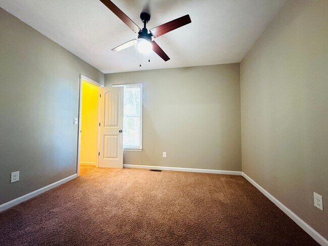 Building Photo - Middle Creek