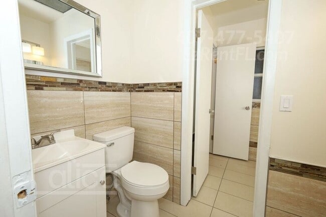 Building Photo - 6024 Oakcrest Cir