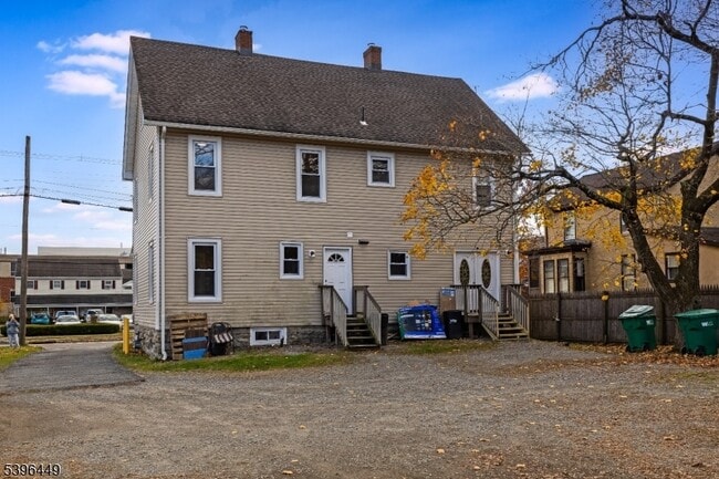 Building Photo - 8 Woodside Ave