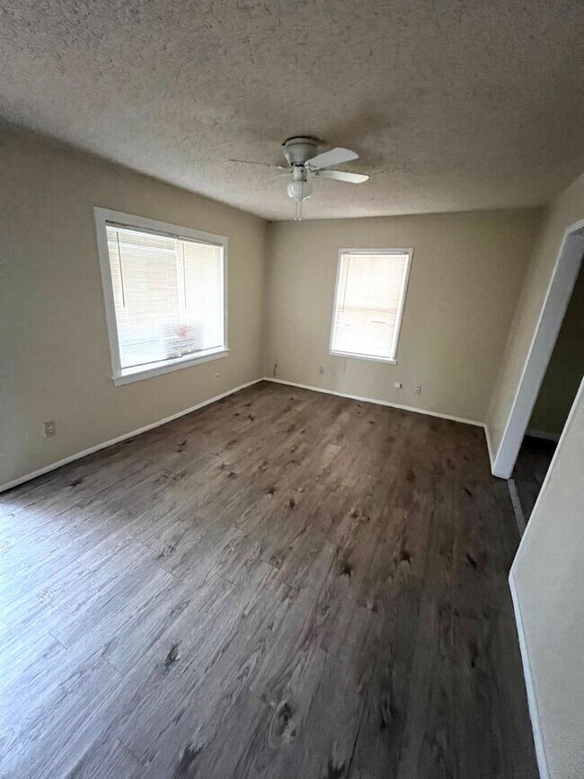 Building Photo - $0 First Month's Rent / $0 Deposit at Move-in