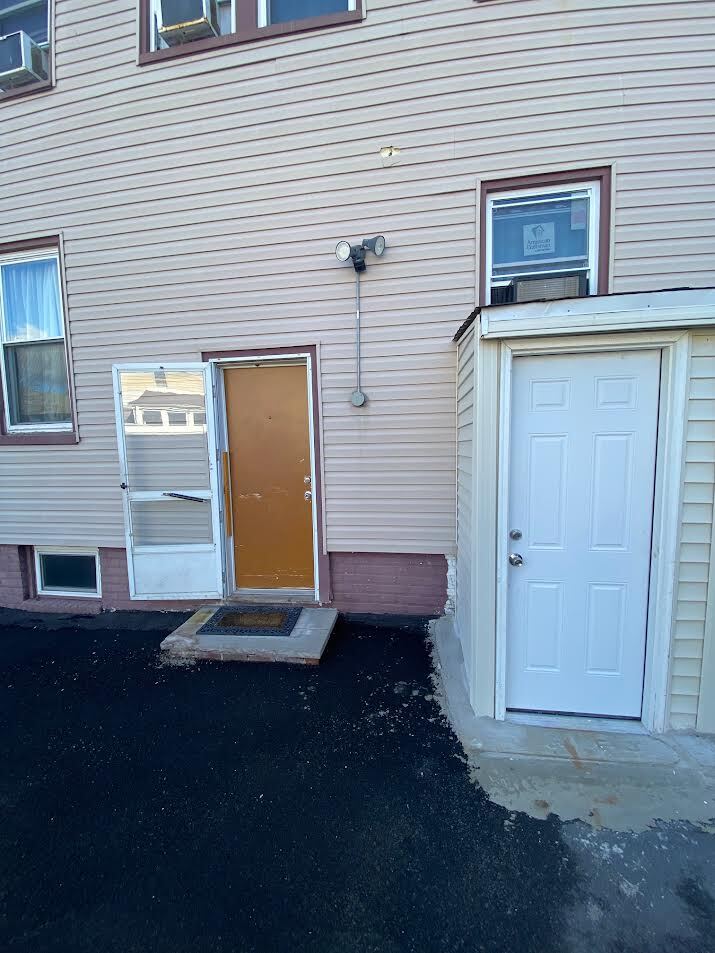 Building Photo - 425 Leslie St