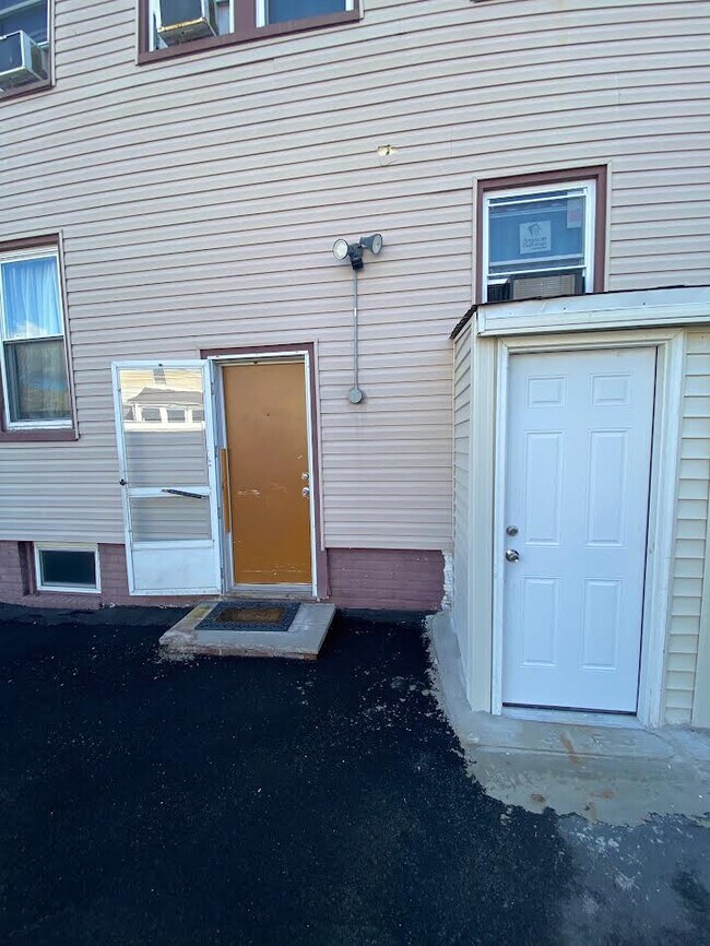 Building Photo - 425 Leslie St