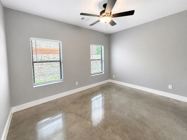 Building Photo - 1213 Oak Dr