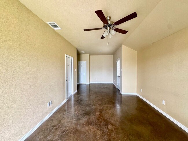 Building Photo - Adorable 3 Bedroom, 2 Bathroom, 1 Car Garage Duplex in Harker Heights TX