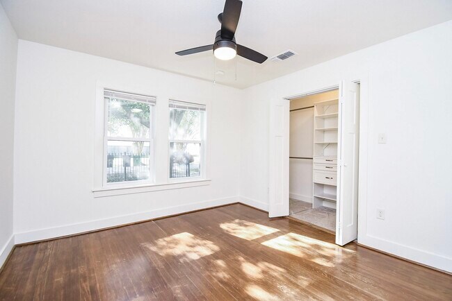 Building Photo - 413 W 10th St