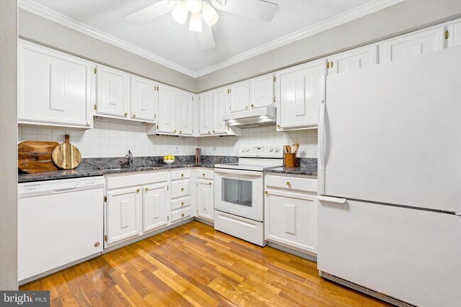 Building Photo - 21328 Valley Forge Cir