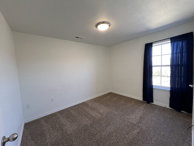 Building Photo - 3BR/2.5BA Townhouse Move-in Special**