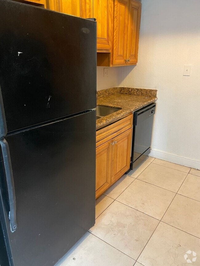 Building Photo - Millennium Palms - 4717 C