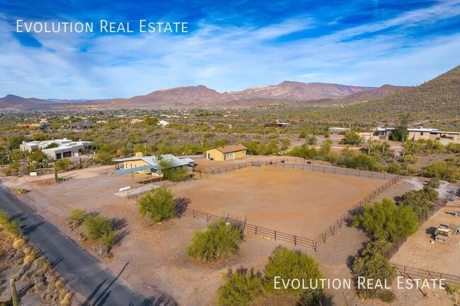 Building Photo - Charming Desert Retreat with 360° Mountain...