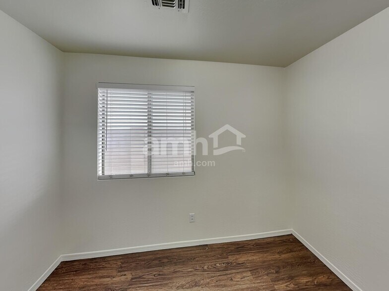 Building Photo - 10913 W Minnezona Ave