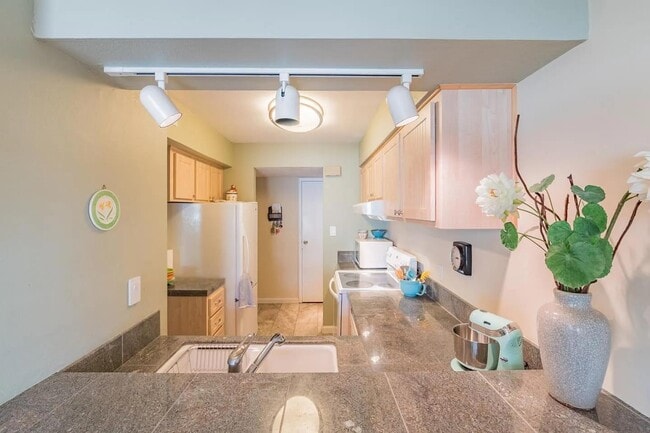 Building Photo - 1925 46th Ave