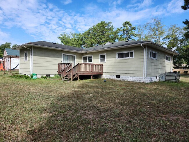Building Photo - 3 bedroom 2 bath home located in Brainerd TN