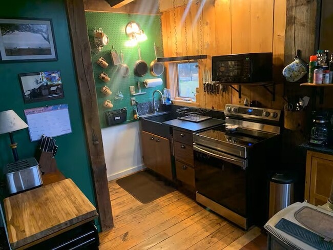 Building Photo - 249 Updike Rd