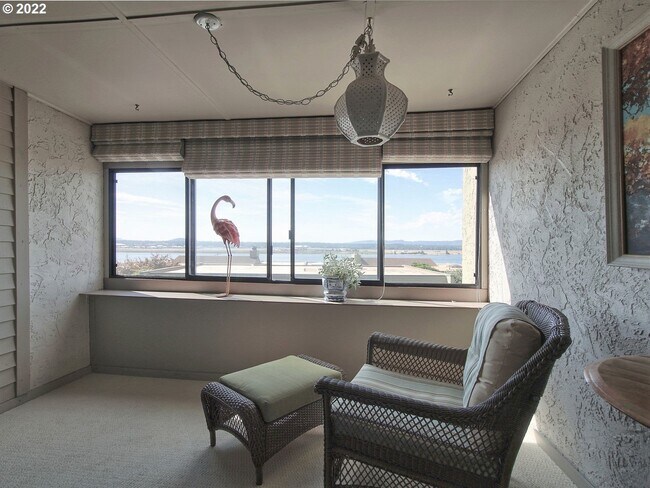 Building Photo - 6900 SE Riverside Dr