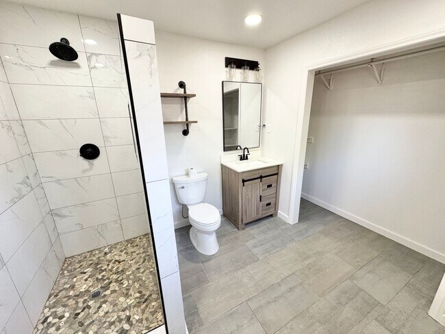 Building Photo - Fantastic 3 Bedroom/2 Bath Single Level Ho...