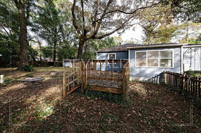 Building Photo - Updated 2 Bed 1 Bath Cottage in Established Neighborhood!