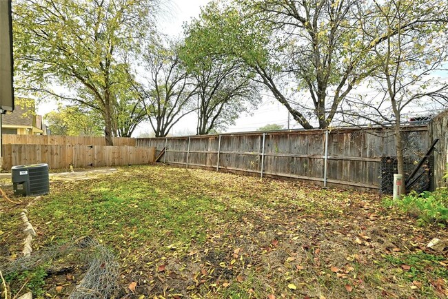 Building Photo - 2100 Balsam Way