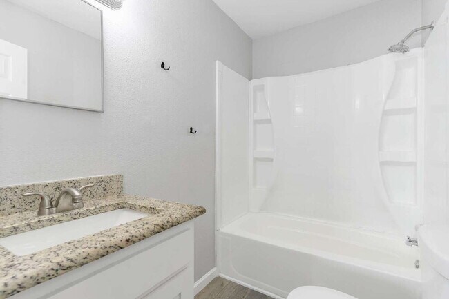 Building Photo - Cozy 2 Bedroom 1 Bath Duplex in Cleburne T...