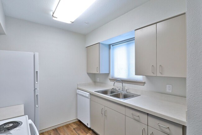 Building Photo - Newly Remodeled South Abilene Apartments!