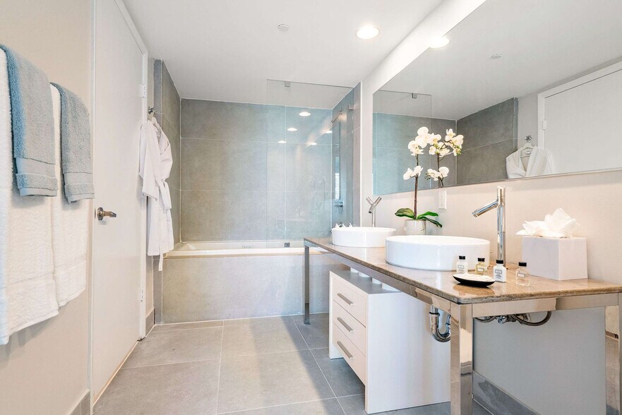 Building Photo - 485 Brickell Ave